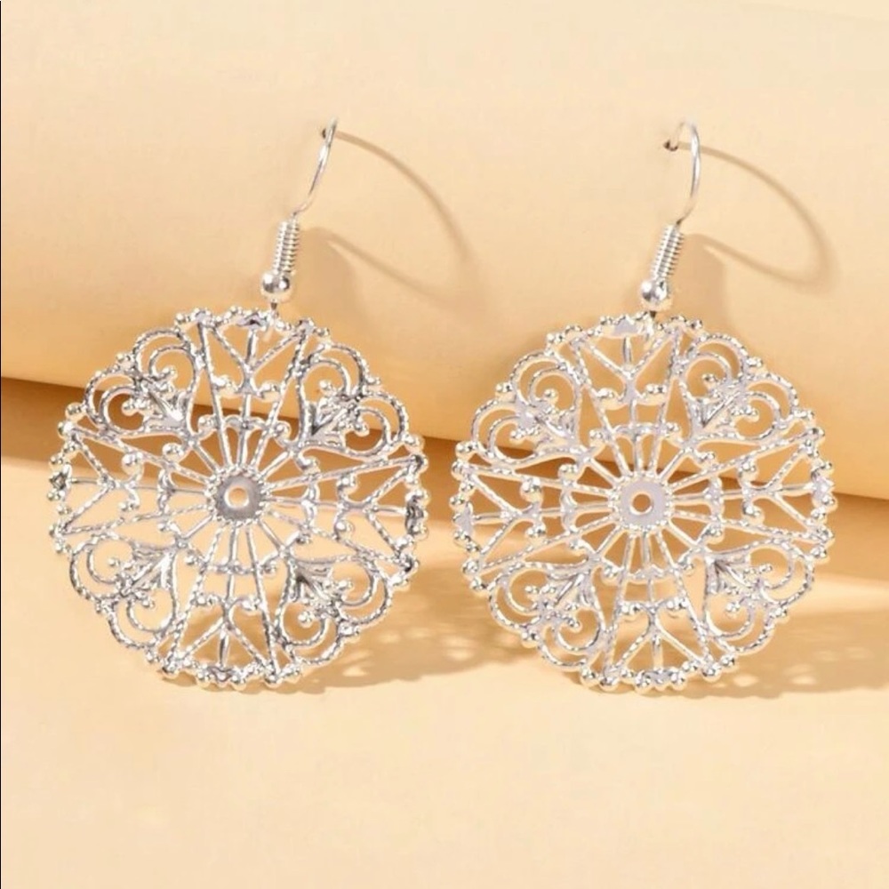 💚3/$21💚 Classic Dangle Earrings